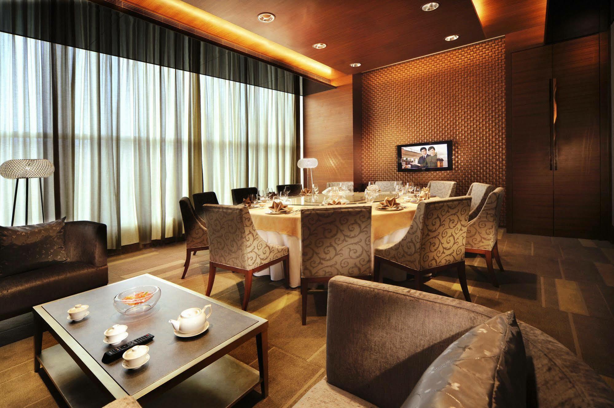 New World Wuhan Hotel Exterior foto